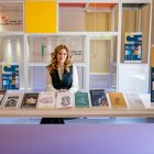 La viceconsejera de Acción Cultural, Mar Sancho, junto a las obras finalistas.