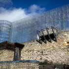 La malla metálica recrea el palacio de Alfonso X y es una de las novedades más destacables de las obras.