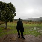 Archivo - Una silueta que representa la figura del western ‘El bueno, el feo y el malo’, en el cementerio de Sad Hill, a 24 de octubre de 2023, en Burgos, Castilla y León. 
