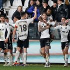 Los jugadores celebran el gol de Fer Niño.
