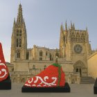 Vista trasera, lateral y frontal del manto que se colocará a Santa María este año para la Ofrenda Floral.
