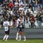 Los jugadores celebran uno de los goles.