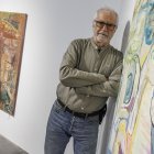 El pintor Ramón Zuriarrain posa junto a sus obras en la inauguración de la muestra ‘El color de la batalla’.