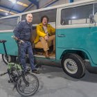 Fernando Esteban y José Manuel Vázquez, junto a la Volkswagen T2 y una bicicleta Brompton con la que recorrerán Eurasia.