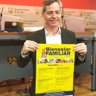 El concejal César Barriada con el cartel de los talleres y ponencias familiares.