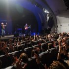 Concierto de Xoel López en Foro Signo con un intérprete sobre el escenario.