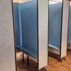 Zona de vestuarios, una vez limpiadas las pintadas.