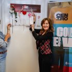Gil y Marticorena sostienen el cartel con flores que se colgará en 75 comercios.