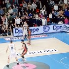 El balón se aprecia en el círculo apenas como una mancha anaranjada, pero la imagen refleja que desde el saque al lanzamiento sólo transcurrió 0,1 segundo.