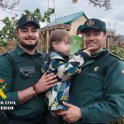Dos de los guardias civiles del dispositivo de búsqueda con el niño desaparecido en Covarrubias.