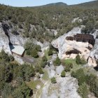Cueva Millán, a la derecha con una cubierta, ha ofrecido la nueva tecnología, el arlanziense. En frente la Cueva del Estillín que se excavará  este año y contiene registro del Paleolítico Superior.