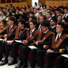 En la imagen los ocho primeros pilotos formados en el Grado de Piloto Comercial de Pasajeros y Mercancías de la Universidad de Burgos.
