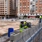 Los operarios trabajan en la construcción del muro que rodeará el solar donde se encontraba el antiguo Mercado Norte.