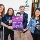 Miembros de la organización y el presidente de la fundación sostienen el cartel del festival.