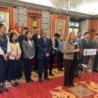 Cristina Ayala hizo de anfitriona de la delegación de la Embajada China a quienes recibió en el Ayuntamiento de Burgos.