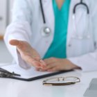 Archivo - Un médico de familia.