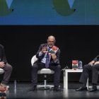 Javier Cercas, José María Yudego y Mario Iceta, este jueves en el Teatro Principal.