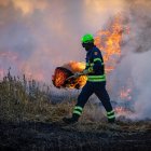 Imagen de un bombero en un incendio.