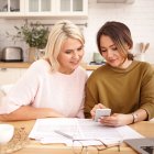 Lo que muchas madres no saben: su pensión puede subir gracias a esta ayuda.