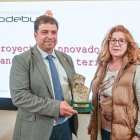 Gallo y Díez muestran el premio por el proyecto ‘Burgos repuebla, territorio smart’.