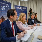 El gerente del Centro de Transportes de Burgos, Juan Carlos Martín, junto a la alcaldesa de la ciudad, Cristina Ayala, y el  consejero de Movilidad y Transformación Digital de la Junta de Castilla y León, José Luis Sanz Merino.