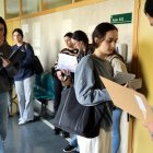 Estudiantes esperando a realizar uno de los exámenes de la PAU.