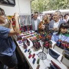 La alcaldesa, entre el edil César Barriada y el delegado de la Junta, Roberto Sáiz, en la feria de Mimbre, Barro y Cuero.