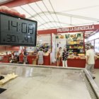 La temperatura sobrepasa estos días los 30 grados en el Mercado Norte provisional.