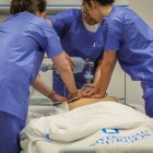 Las instalaciones, equipadas con simuladores de alta fidelidad, permiten la realización de entrenamientos avanzados de prácticas sanitarias.