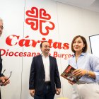 Jorge Simón, director de Cáritas Burgos, Mario Vivanco, delegado episcopal de la organización, y María Gutiérrez, responsable de Acción Social, presentaron la memoria de actividad de 2024.