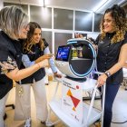 Montse Hoz, Esther Palacios y Ana Barriuso, responsables del proyecto, revisan uno de los aparatos con los que modernizan la formación. TOMÁS ALONSO