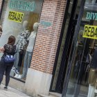 Comercio del centro con los anuncios de rebajas en el escaparate.