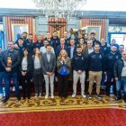 Los jugadores del San Pablo Burgos, con miembros de la Corporación municipal.