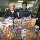 José y Diego Juez, padre e hijo responsables de mantener en el mercado los caramelos Pinedo.