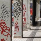 Pintadas vandálicas en bajos comerciales y de viviendas de la ciudad de Burgos.