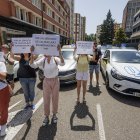 Protesta de las autoescuelas por la reducción de exámenes de conducir. Piden más examinadores de Tráfico.