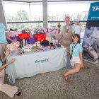 Amaya Solar y el equipo de Danzarte en su stand del Fórum.