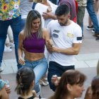 Dos personas bailan en la primera jornada de bailes latinos.