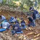 Trabajos para desentrañar el taller neandertal que cerró la entrada exterior de Galería de las Estatuas.