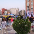 Imagen de la ambulancia en la Plaza Vega, junto al puente de Santa María.