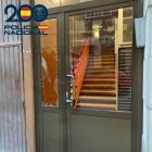 La pelea provocó daños en portales y vehículos.