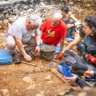 El consejero Gonzalo Santonja excava junto al codirector Ignacio Martínez Mendizábal, en el taller neandertal de Galería de las Estatuas en Atapuerca.