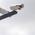 Pantallas y cámaras instaladas en la calle San Pablo para la gestión del tráfico en la Zona de Bajas Emisiones.
