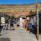 Imagen de las últimas familias de El Encuentro en la visita realizada a la remodelación de los bungalows ya desalojados en marzo de este año.