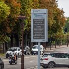 Las pantallas de la Zona de Bajas Emisiones informa de la moratoria de las multas hasta febrero de 2027.