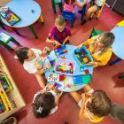 La concejala de Servicios Sociales, Mila del Campo, conversando con un grupo de niñas en el centro cívico de San Agustín.