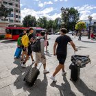 Un grupo de jóvenes caminan con sus maletas por el centro de Burgos.