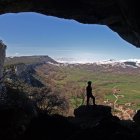 Imagen de la vista desde el interior de Cueva Kaite, en Ojo Guareña, donde se inició la excavación en busca de ocupaciones neandertales con apoyo de la Diputación.
