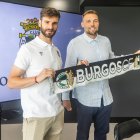 Marío González y Michu, durante la presentación del delantero.