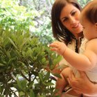 Verónica posa junto a su bebé en un momento de la ceremonia